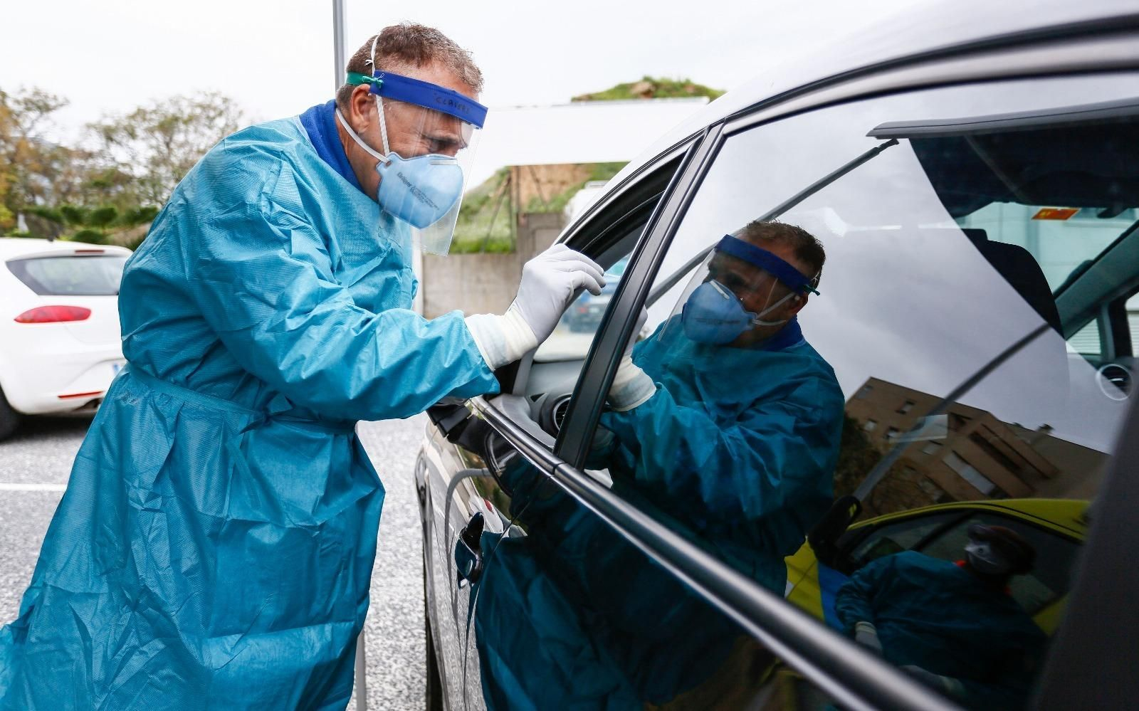 Un sanitario toma una muestra a una persona.