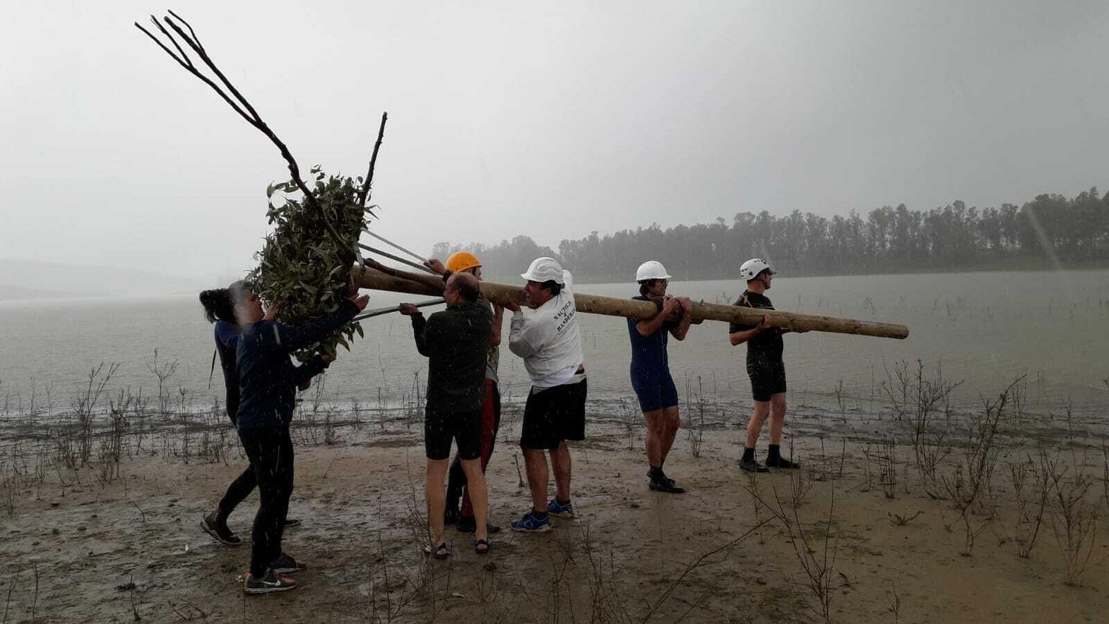 Técnicos de Endesa y la Fundación Migres trasladan el nido al embalse de Bornos.