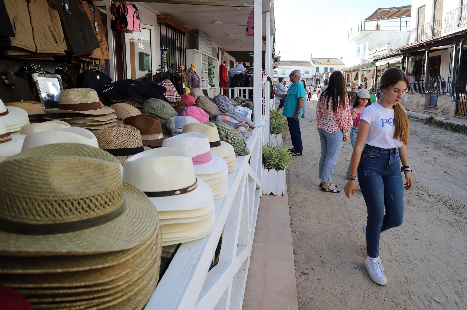 Ambiente en la aldea del Rocío previo a la llegada de las Hermandades, en imágenes