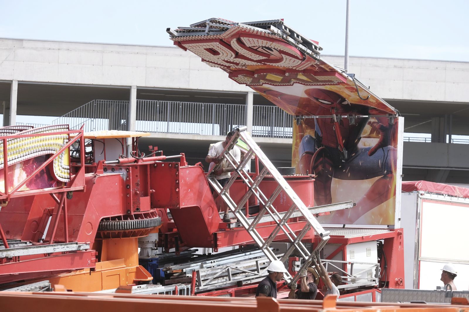 Adiós a la  Feria de Córdoba: El desmontaje de las casetas y las atracciones, en imágenes