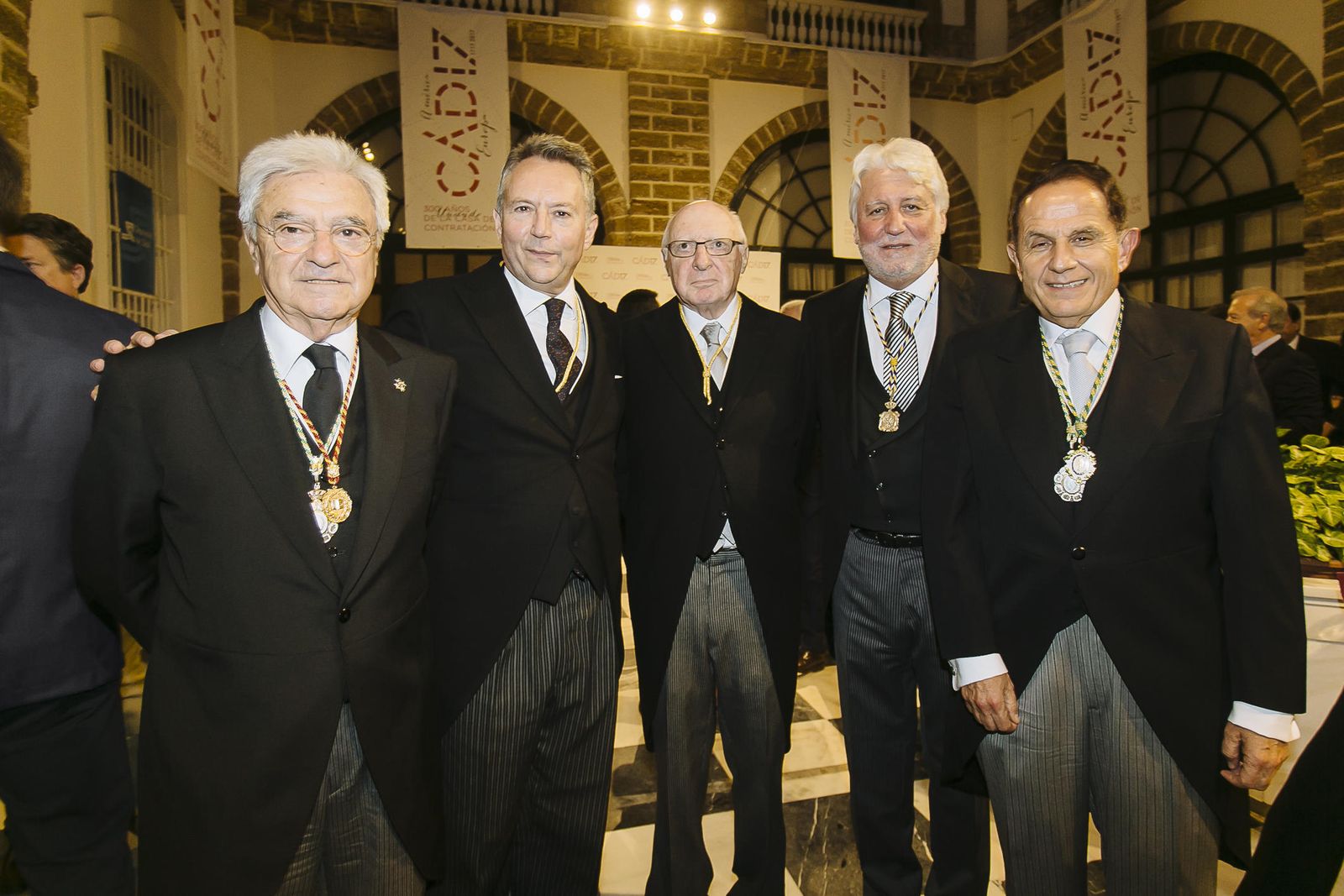 Francisco Baena, José Joly, José Pedro Pérez Llorca, Jesús Castiñeiras, presidente de la Real Academia de Medicina de Sevilla, y Antonio Pascual, presidente de la Academia de Ciencias Sociales de Andalucía.