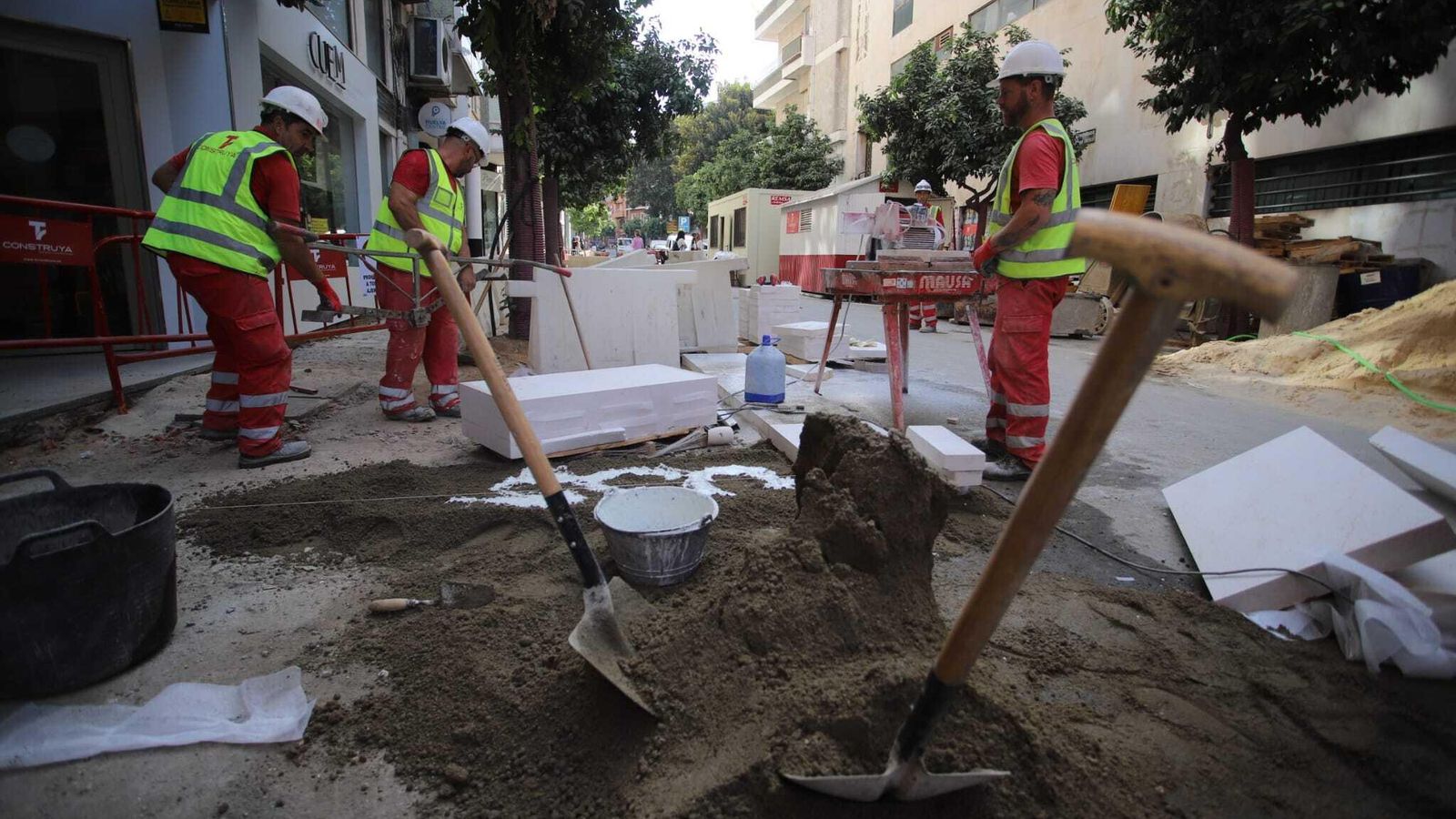 Operarios trabajan en la obra de la calle Puerto.