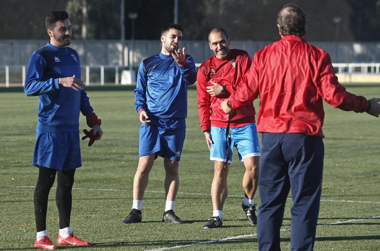 Javier Morilla escucha a Tano durante un entrenamiento.