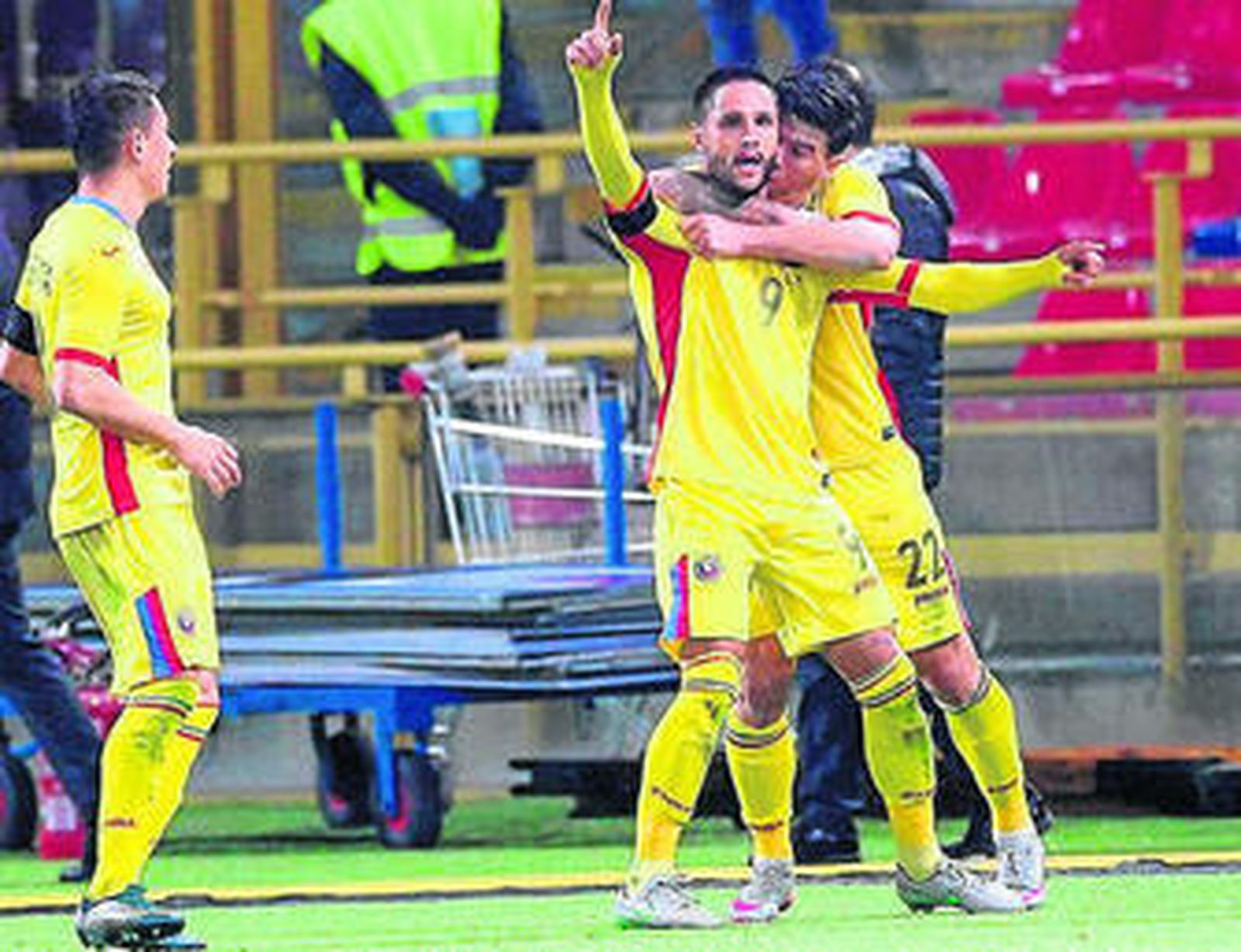 Florin celebra el gol que dio el empate a Rumanía en Italia.