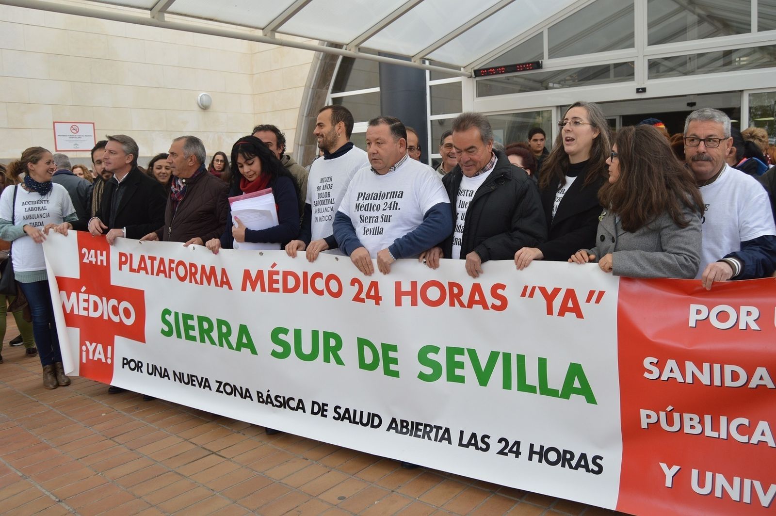 Alcaldes y concejales de la comarca, junto al diputado de Unidos Podemos, en la protesta de ayer en Osuna.