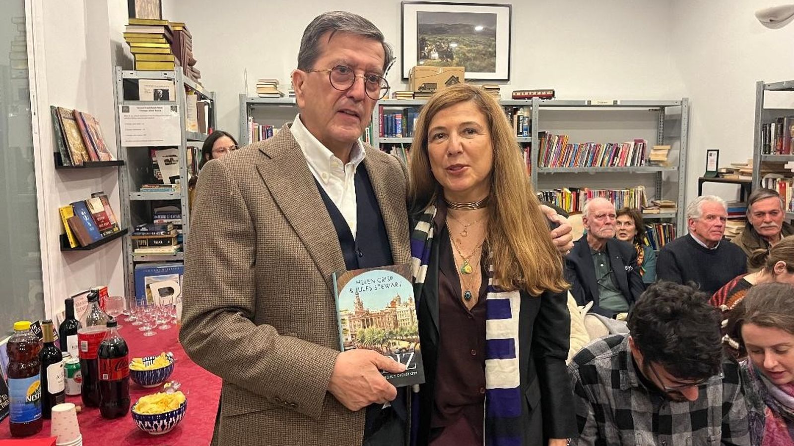Enrique Ybarra con la prologuista del libro, la escritora  Ana Romero