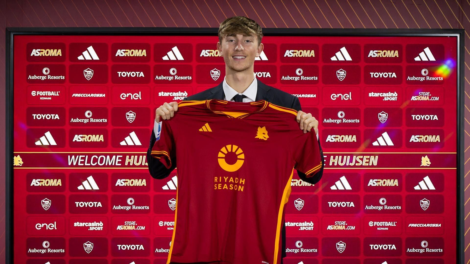 Huijsen, con la camiseta de la Roma.