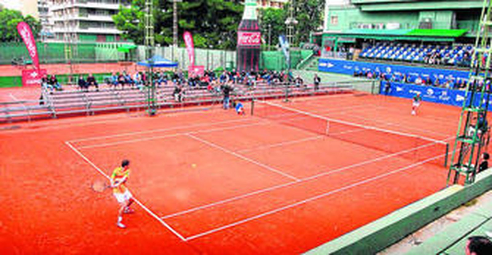 1. Imagen de la pista del Real Club Recreativo de Tenis en un momento en el que se jugaba la primera semifinal de la tarde entre Albert Ramos y Rubén Ramírez. 2. Ramos hace un revés a dos manos en un instante del partido ante el tenista alicantino. 3. Daniel Gimeno-Traver deleitó a los asistentes con algunos de los mejores golpes que se vieron en la tarde de ayer en su intento de ponerle freno a Montañés. 4. Rubén Ramírez envía un derechazo a su rival en el transcurso de la primera semifinal. 5. El catalán Montañés estuvo indomable y demostró su experiencia.