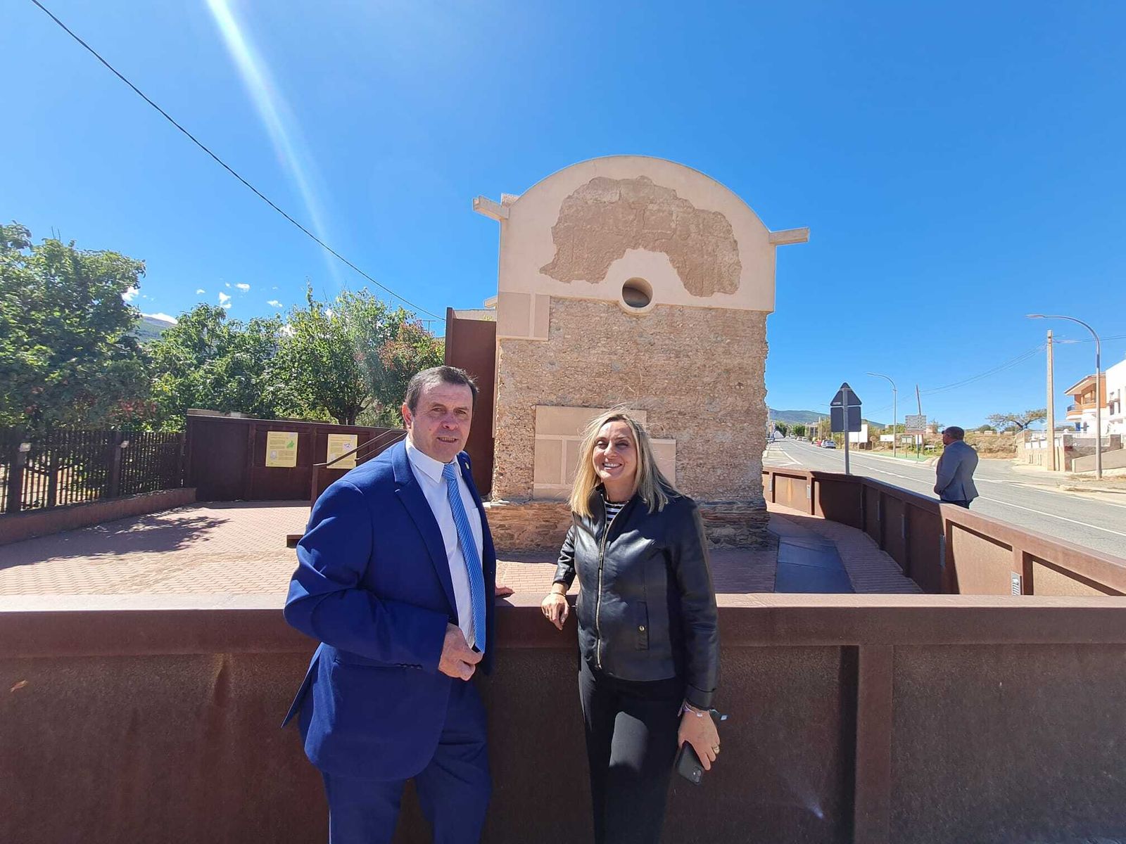 La consejera Marifrán Carazo junto al alcalde de Abla, Antonio Fernández, ayer.