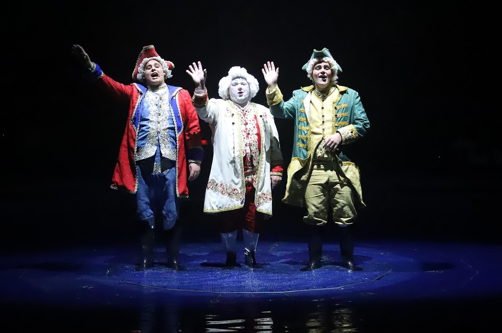 El Circo Alegría muestra su espectáculo sobre el agua, en imágenes