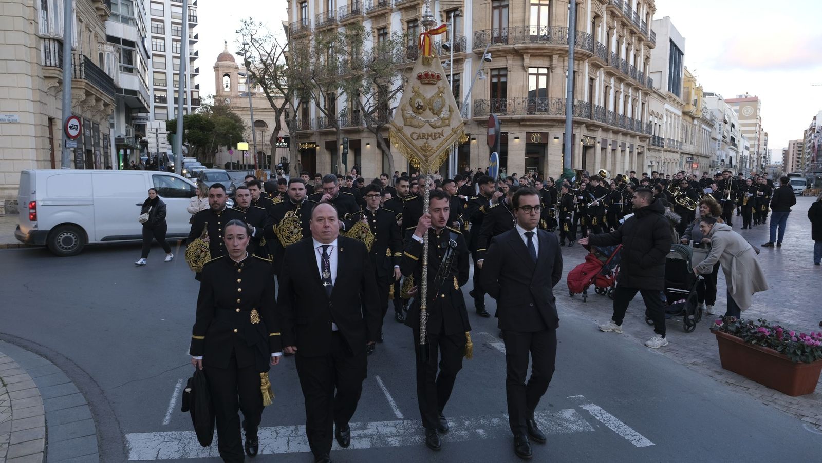 La Banda de Cornetas y Tambores Nuestra Señora del Carmen arropa al Cristo de Medinaceli, en imágenes