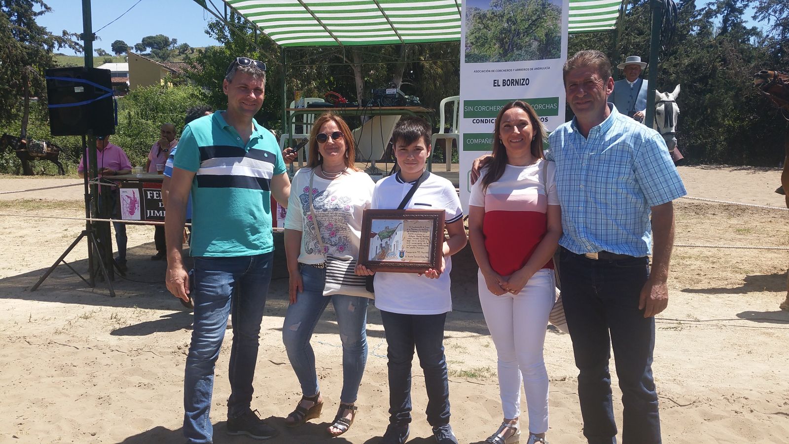 El alcalde, Francisco Gómez, entrega uno de los reconocimientos en la feria de mayo.