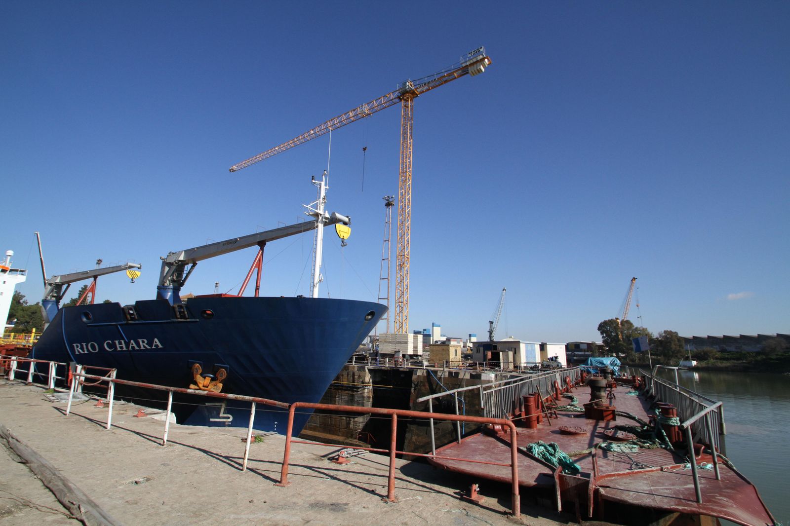 Reparaciones de un barco en los astilleros