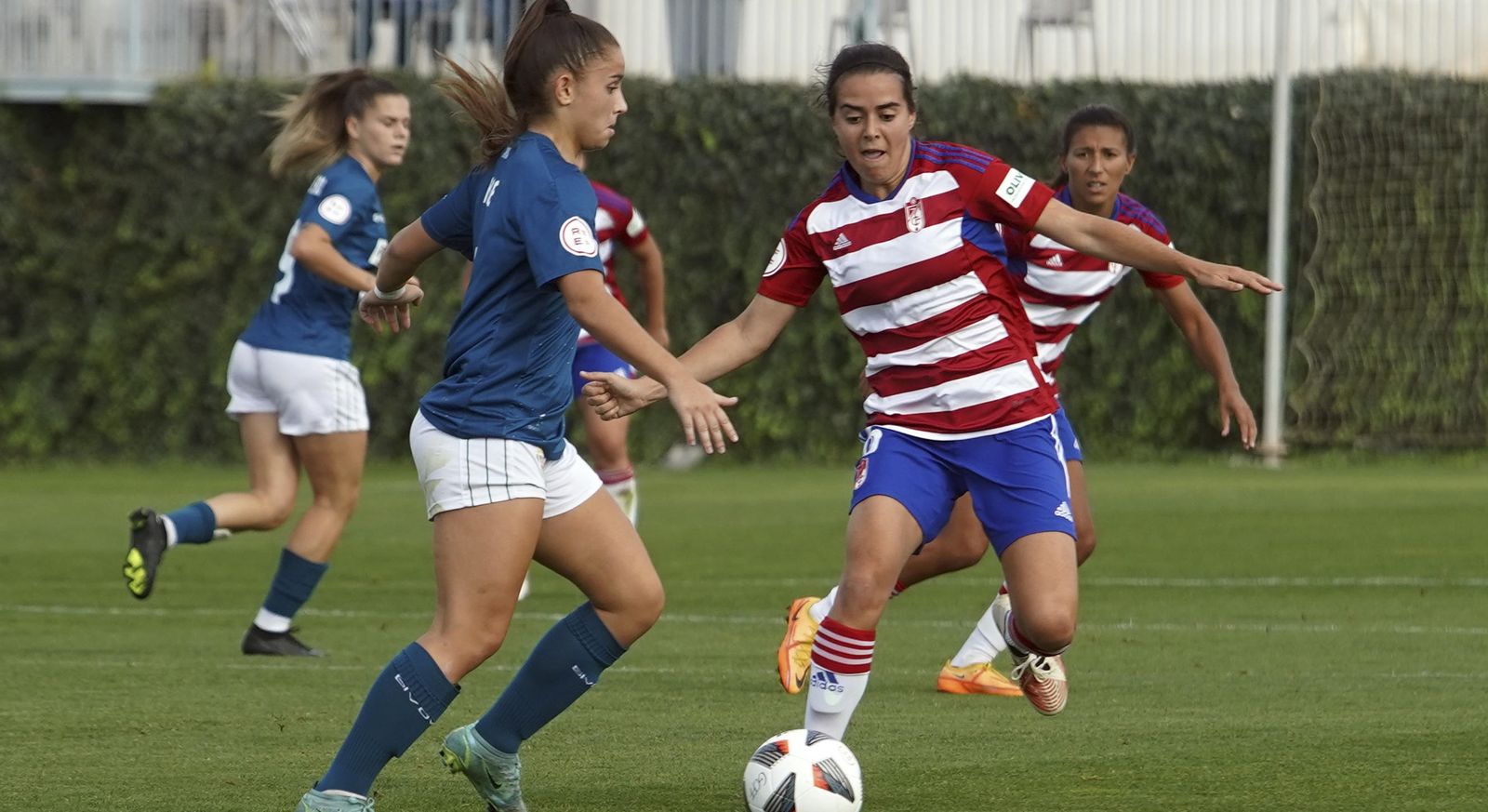 Noe es presionada por una jugadora del Granada.
