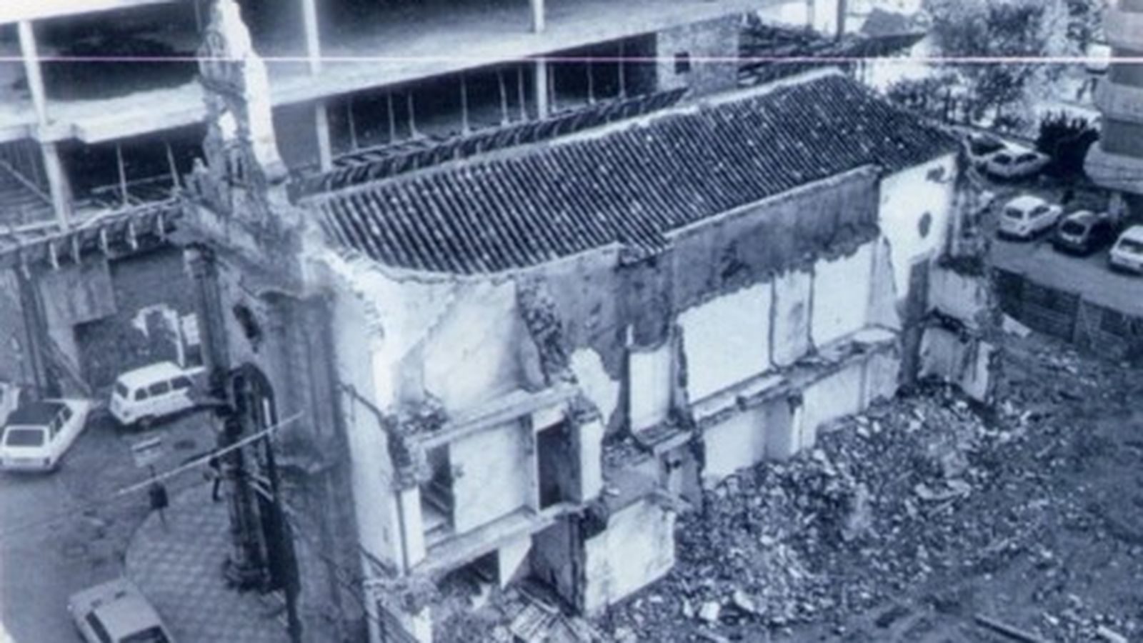 Capilla de Nuestra Señora de Europa en 1979. Los “poderes superiores” de tipo económico, administrativo y político estaban de acuerdo en su derribo, en aras de la especulación inmobiliaria. Pero la accion popular, tras dura y amarga lucha, consiguió su salvamento y restauración, lo cual supuso un histórico punto de inflexión en una ciudad entonces inculta, donde se tenía a gala la destrucción del patrimonio histórico.