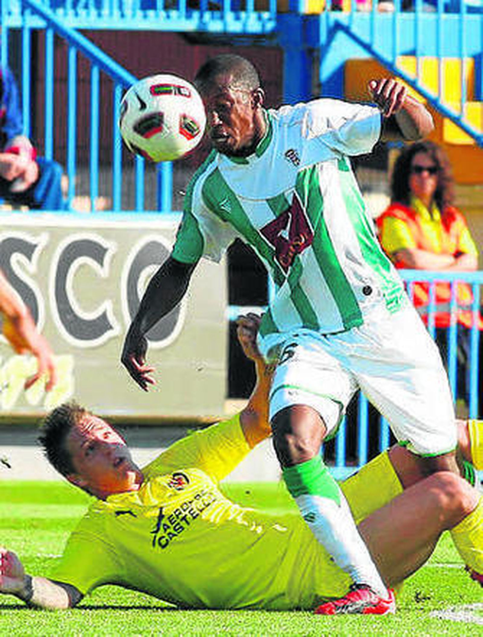 Camille se lleva un balón.