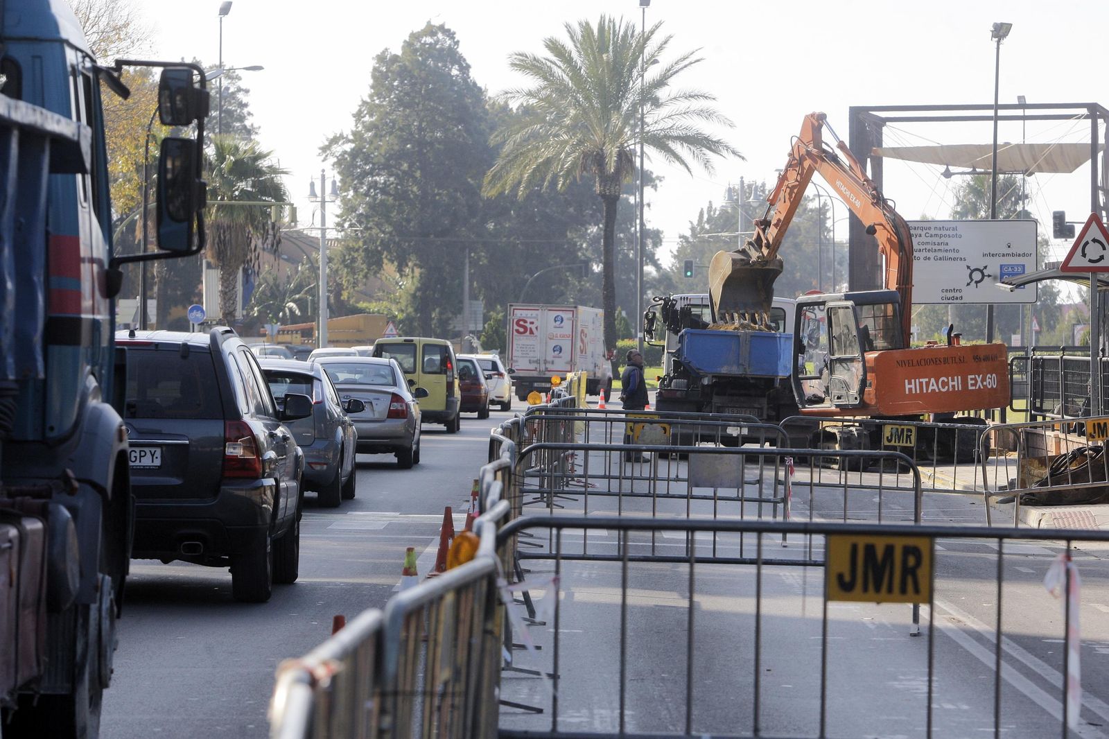 Primeros trabajos en la avenida Pery Junquera, ayer, junto a los vehículos que acceden a la rotonda Gómez Pablo por los carriles abiertos.