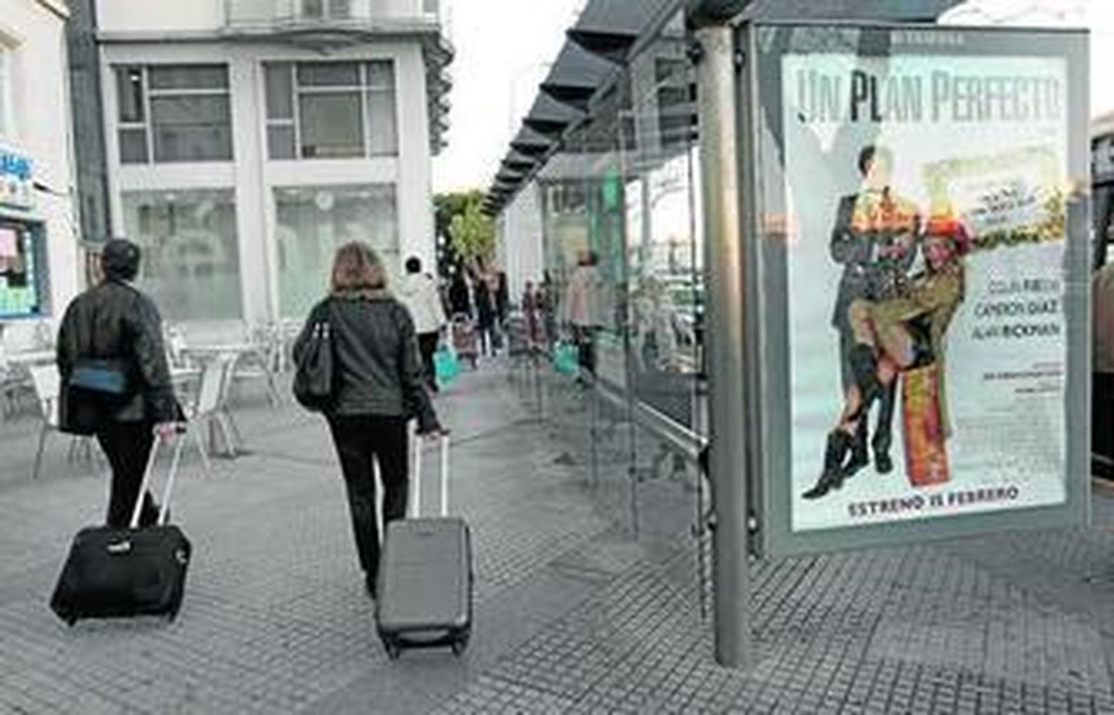 Turistas pasean por Cádiz.