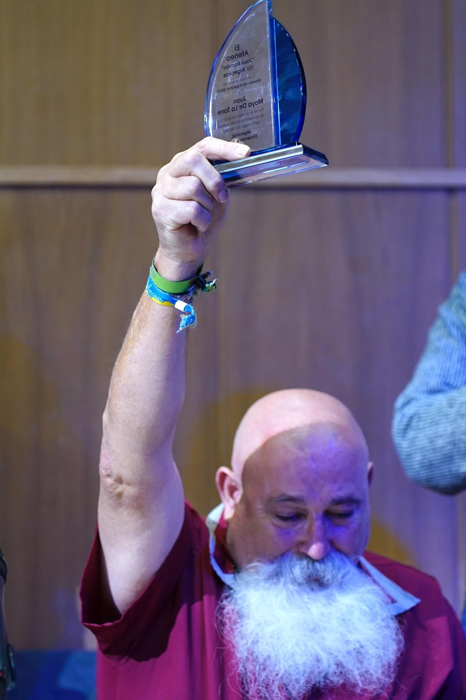 Fotos de la entrega del premio Ateneo José Román de Algeciras 2025 a Juan Moya