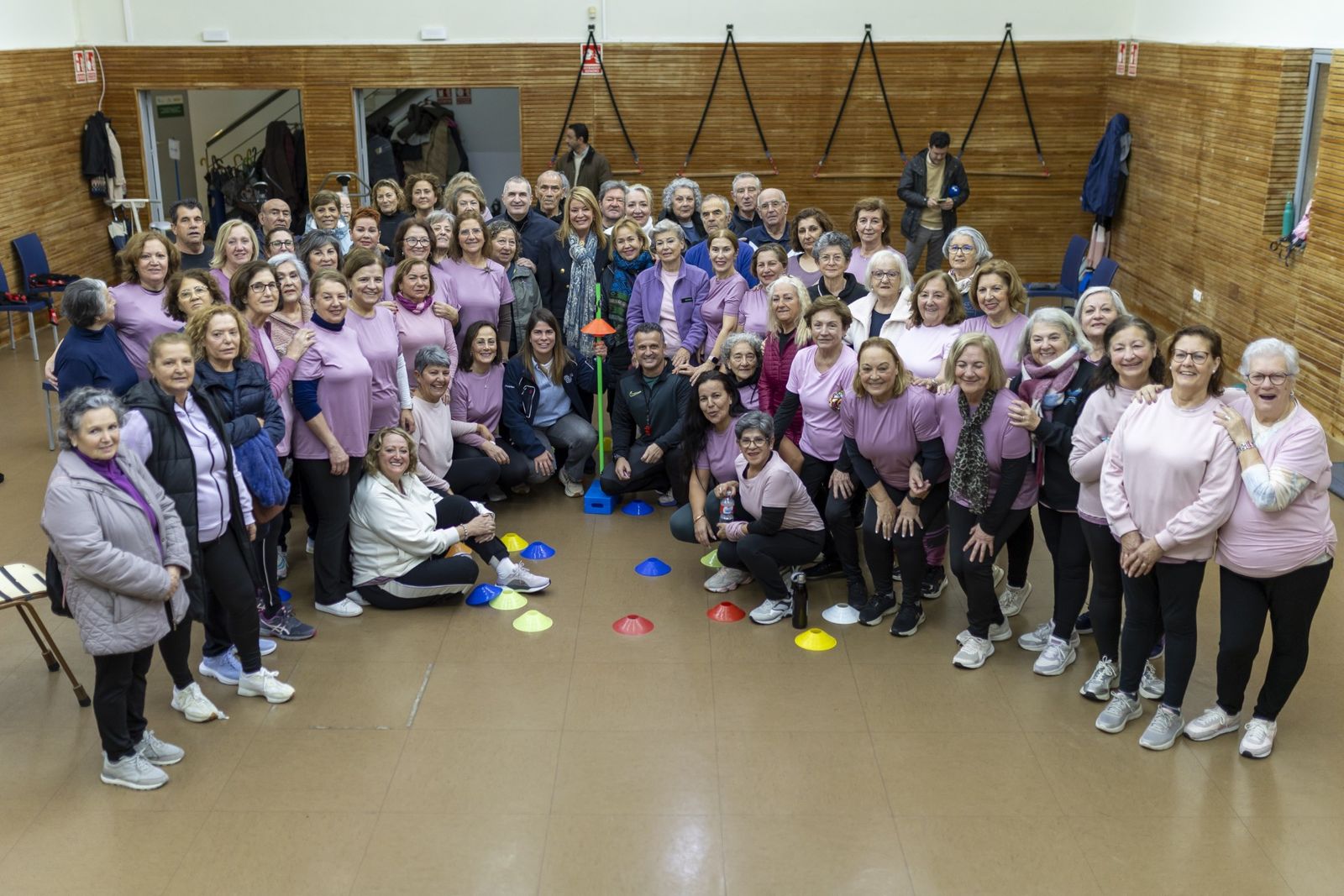 La alcaldesa y la concejal con los participantes.