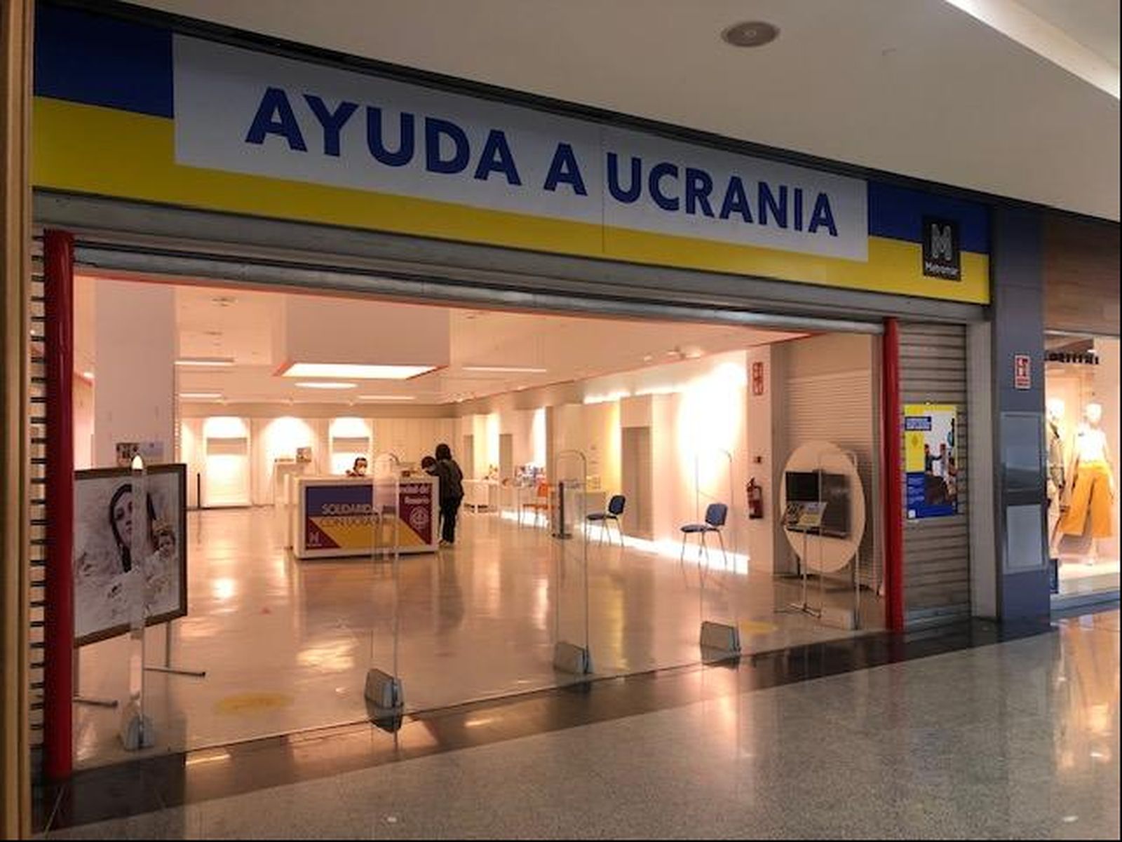 Punto de entrega de las donaciones para Ucrania de la Hermandad del Rosario de Mairena del Aljarafe en Metromar.