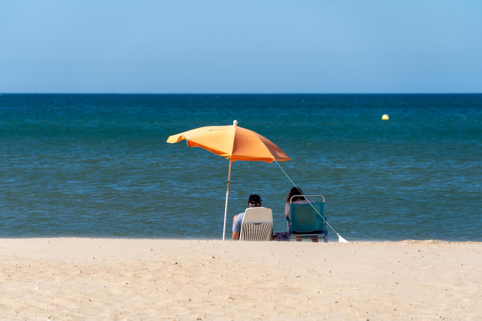 La Playa de la Bota este domingo, soleada, viva&nbsp;y&nbsp;con&nbsp;brisa