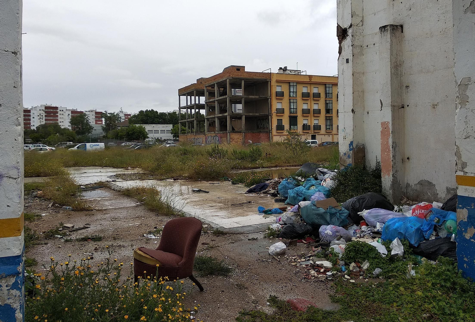Imágenes de suciedad y okupas en la calle Santiago Apóstol