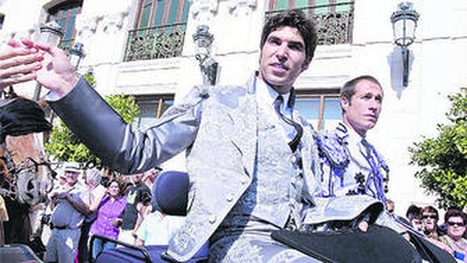 Cayetano y una Corrida Goyesca con estilo Armani