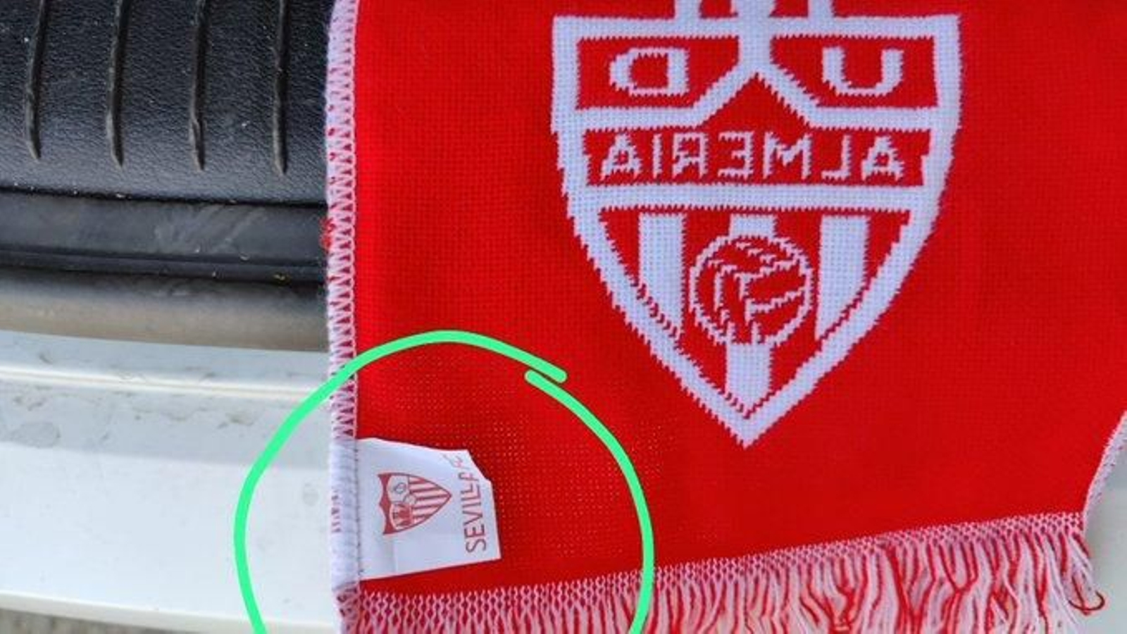 Bufandas que regala el Almería a quien renueva su abono.