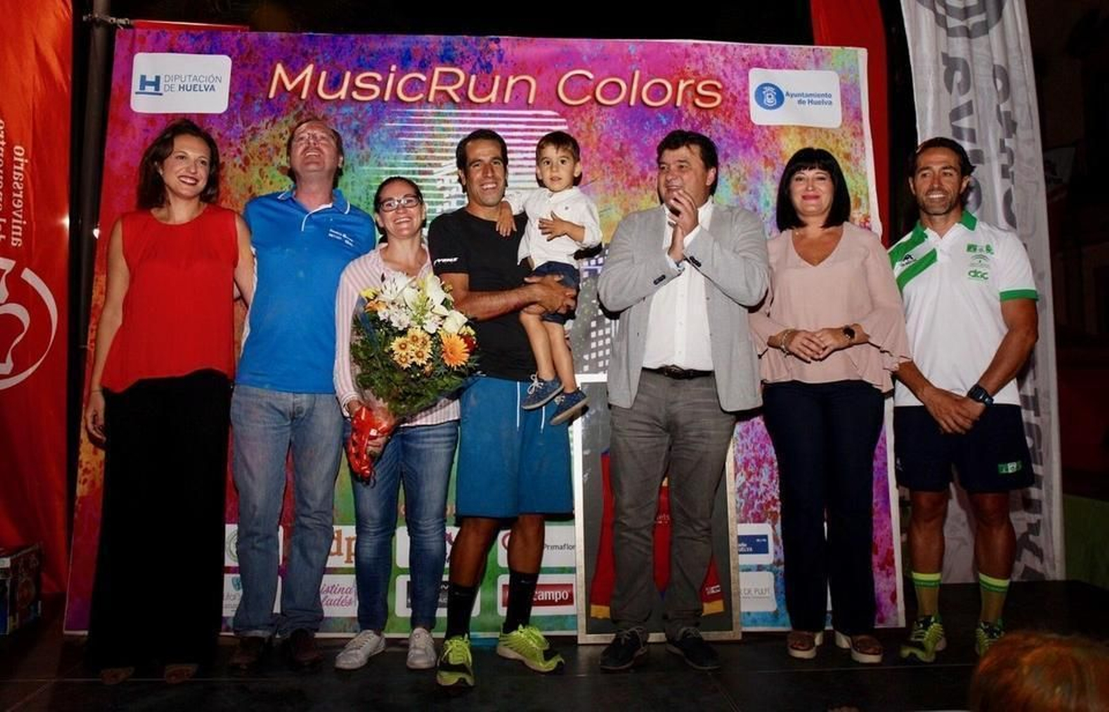 Colorido. Aficionados de todas las edades disfrutaron una fiesta con mayúsculas en las calles de Huelva. Rostros conocidos como el bicampeón del mundo de duatlón, Emilio Martín, o el consejero de la Junta de Andalucía, José Fiscal, disfrutaron y se tiñeron. Emilio Martín recibió un merecido homenaje de sus paisanos al término de la carrera. Colorido. Aficionados de todas las edades disfrutaron una fiesta con mayúsculas en las calles de Huelva. Rostros conocidos como el bicampeón del mundo de duatlón, Emilio Martín, o el consejero de la Junta de Andalucía, José Fiscal, disfrutaron y se tiñeron. Emilio Martín recibió un merecido homenaje de sus paisanos al término de la carrera.