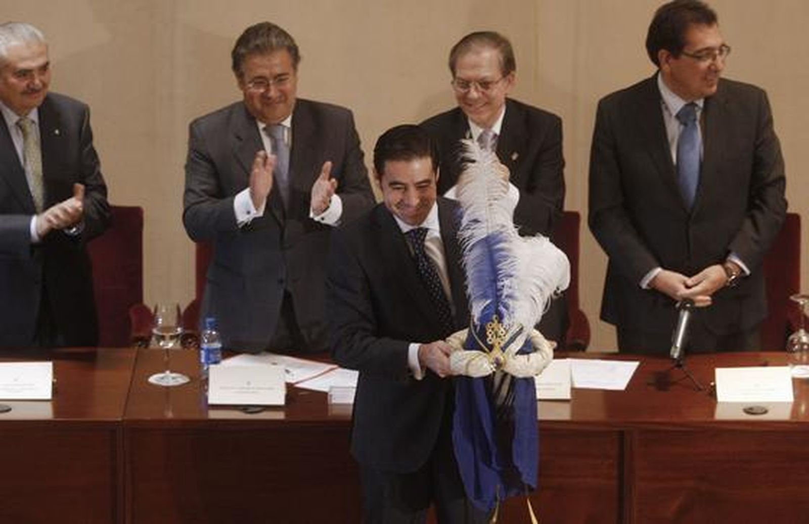 A los tres Reyes Magos los acompañarán Antonio Luque Ortega (Heraldo), Carmen de Bernardo Carrero (Palas Atenea), Miguel Cruz Giráldez (Mago de la Ilusión), José Domingo Pérez Gaviño (Gran Visir) y Belén Bellido Delgado (Estrella de la Ilusión).  

Foto: B. Vargas