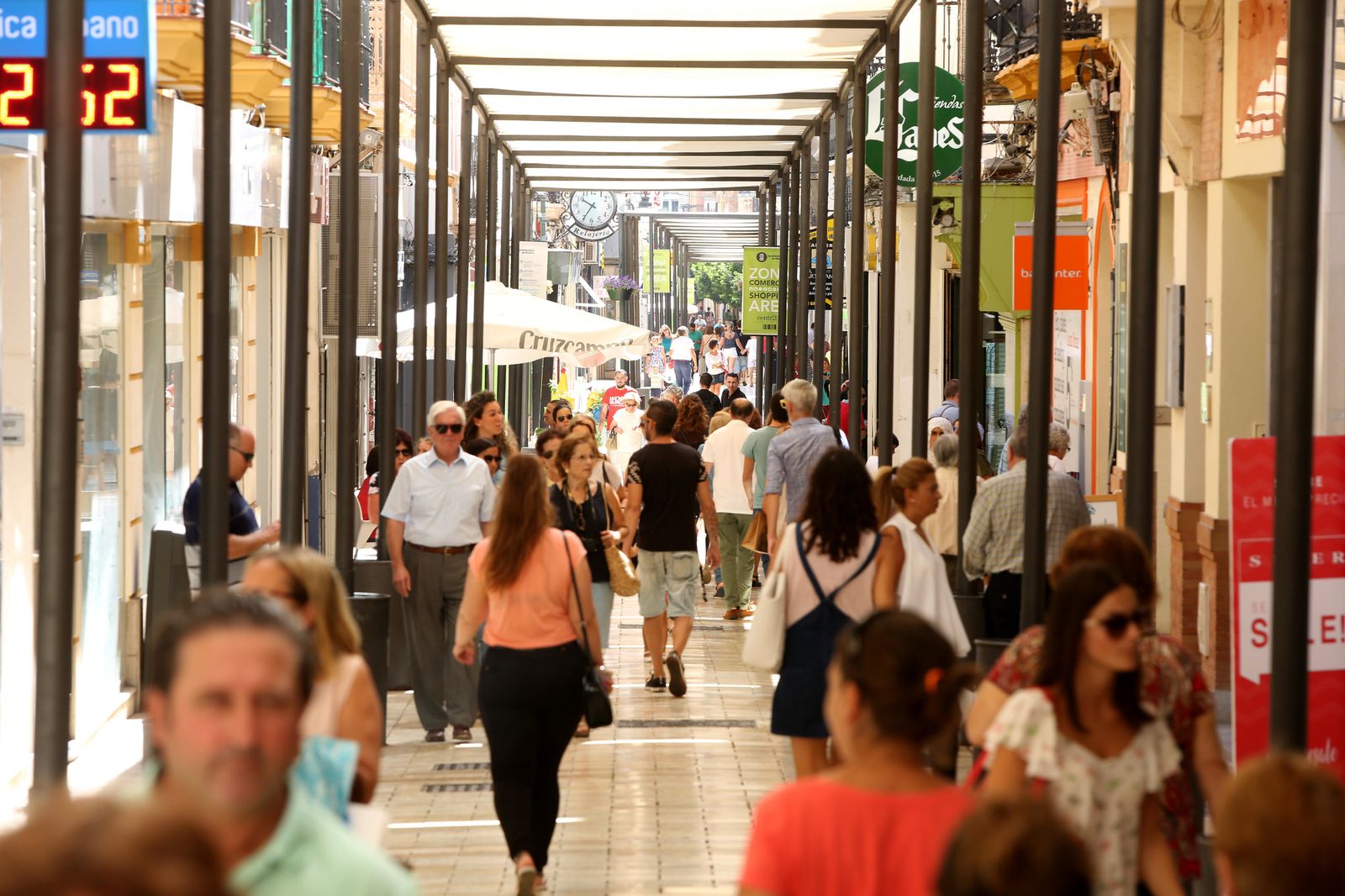 Numerosos ciudadanos pasean por la calle Arquitecto Pérez Carasa durante la mañana de ayer, último día de las rebajas de verano.
