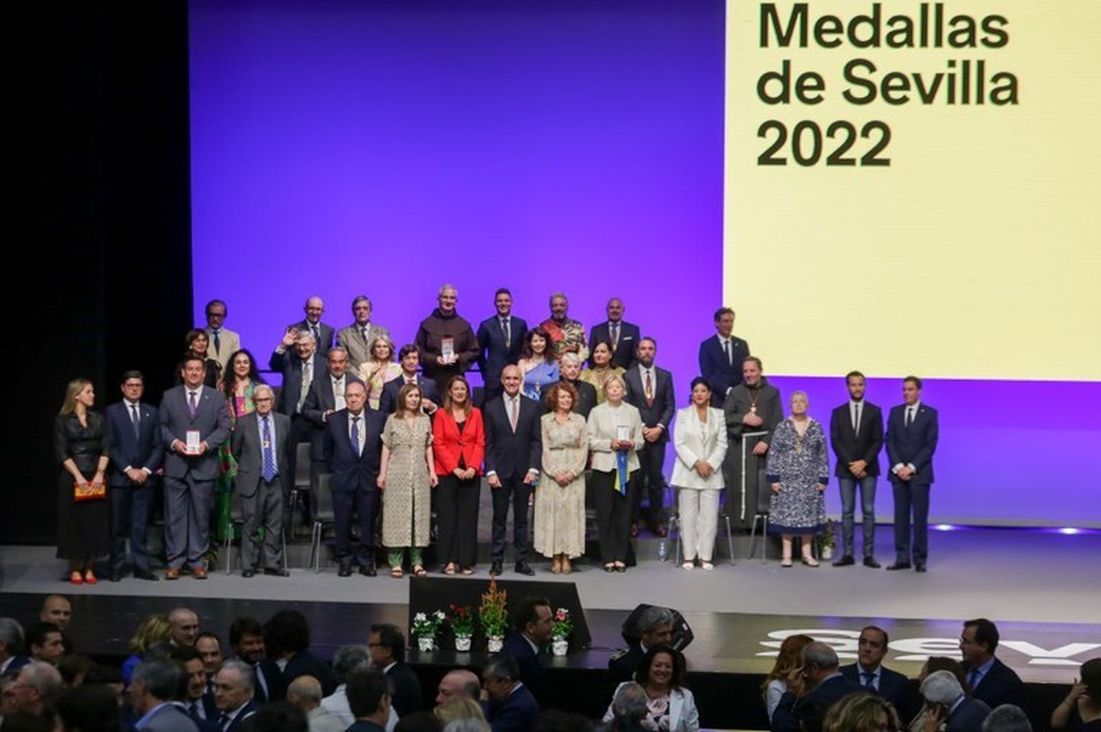 Foto de familia de la entrega de las Medallas de Sevilla 2022