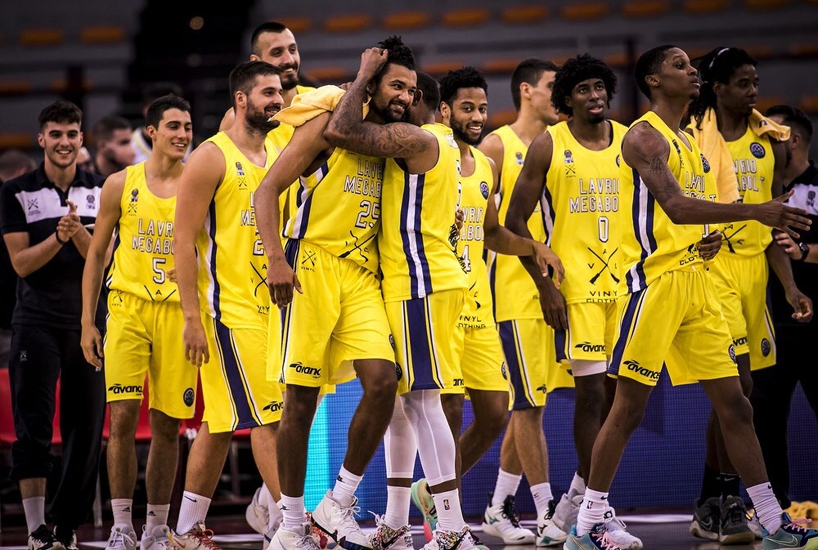 Los jugadores del Lavrio celebran el triunfo en casa.