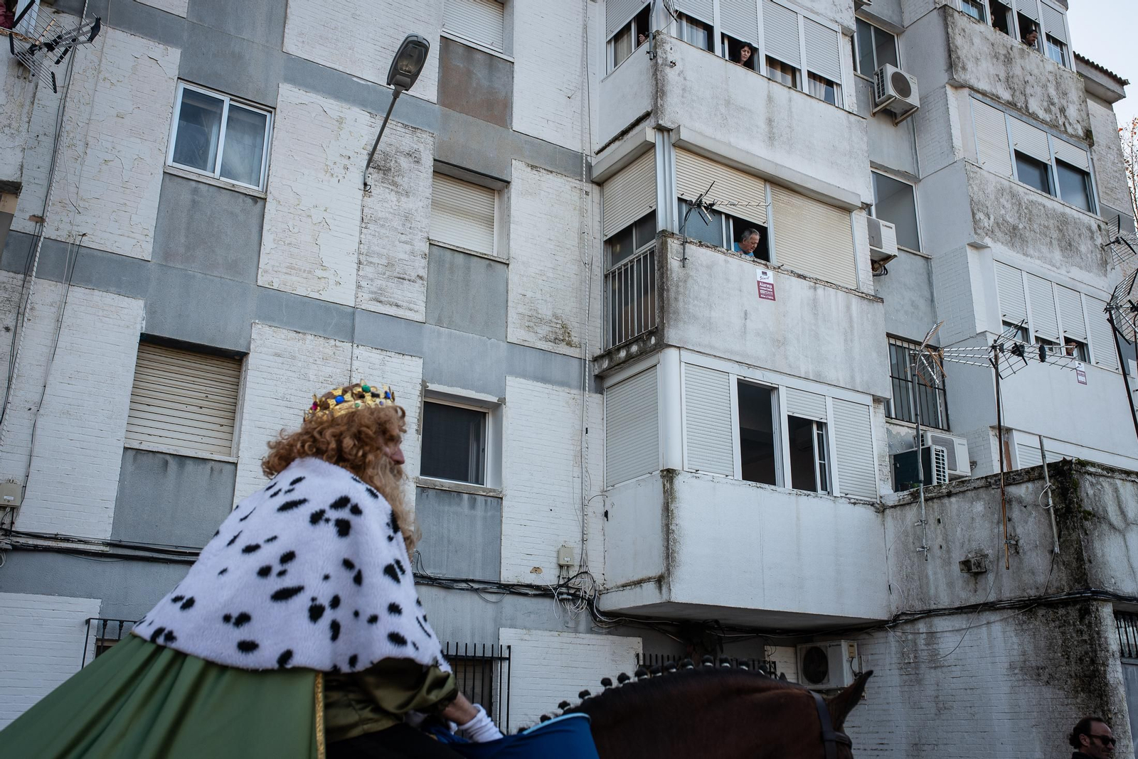 Los Reyes Magos traen la ilusión a los barrios de Huelva, en imágenes