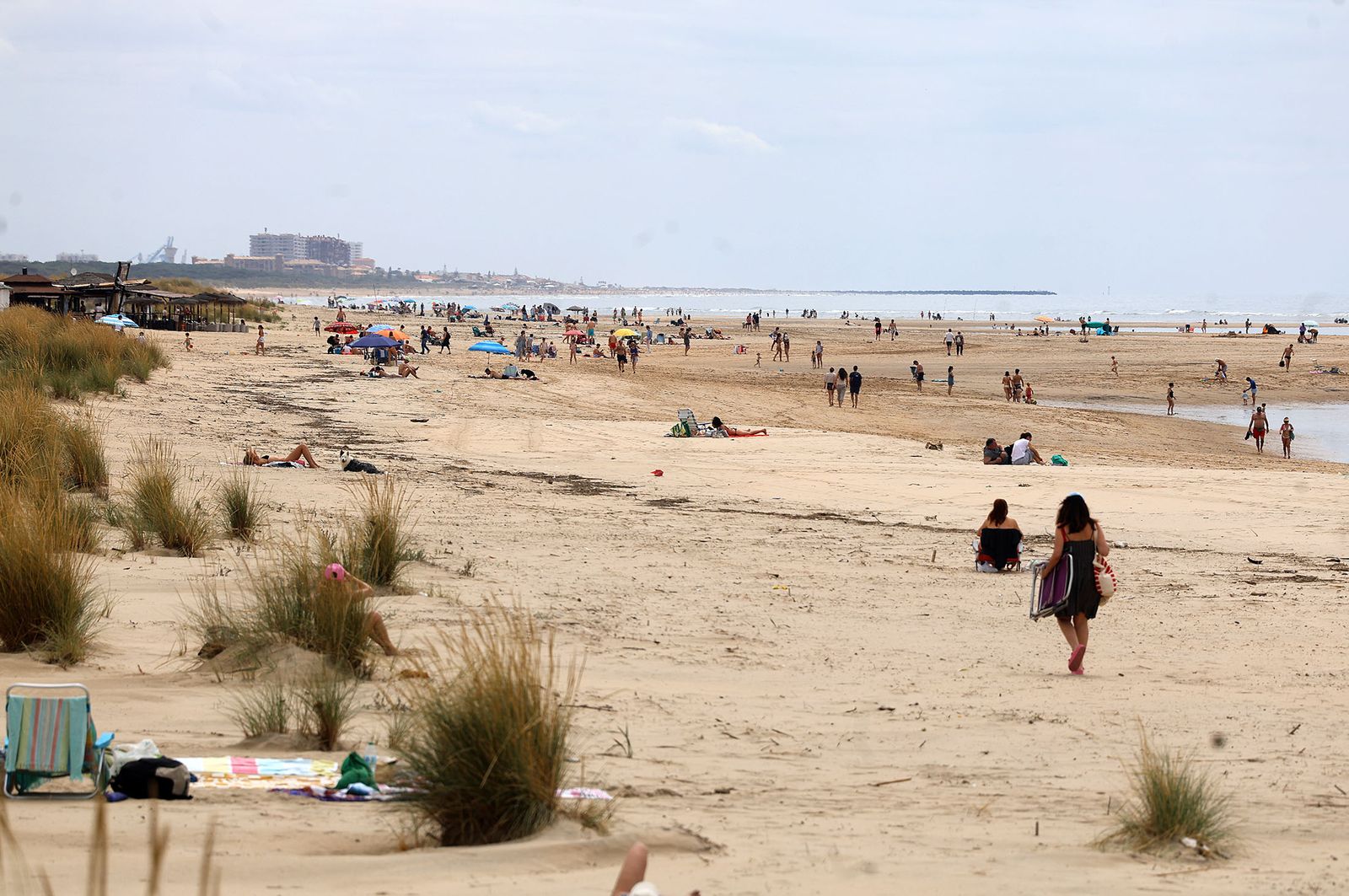 Imágenes del ambiente en la playa de El Portil durante la mañana del 1 de mayo