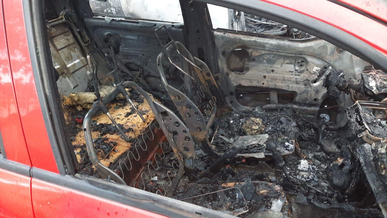 Vehículo totalmente calcinado en Torre del Mar Vehículo totalmente calcinado en Torre del Mar