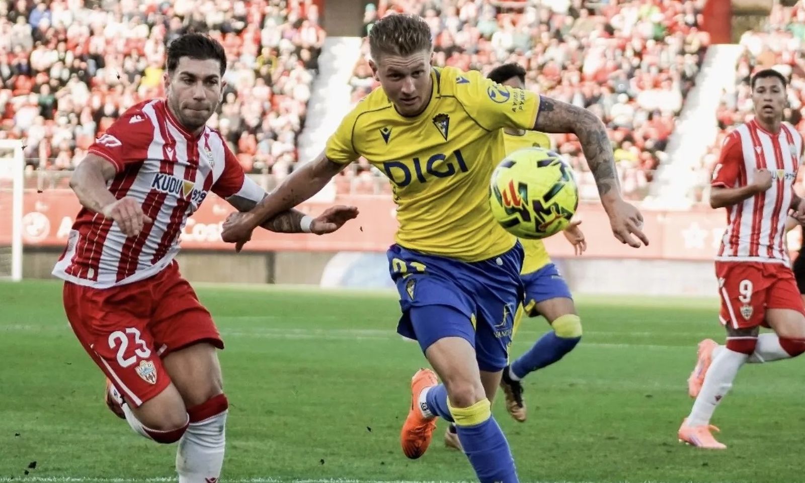 Pelayo pugna con un rival en el Almería-Cádiz de la primera vuelta.