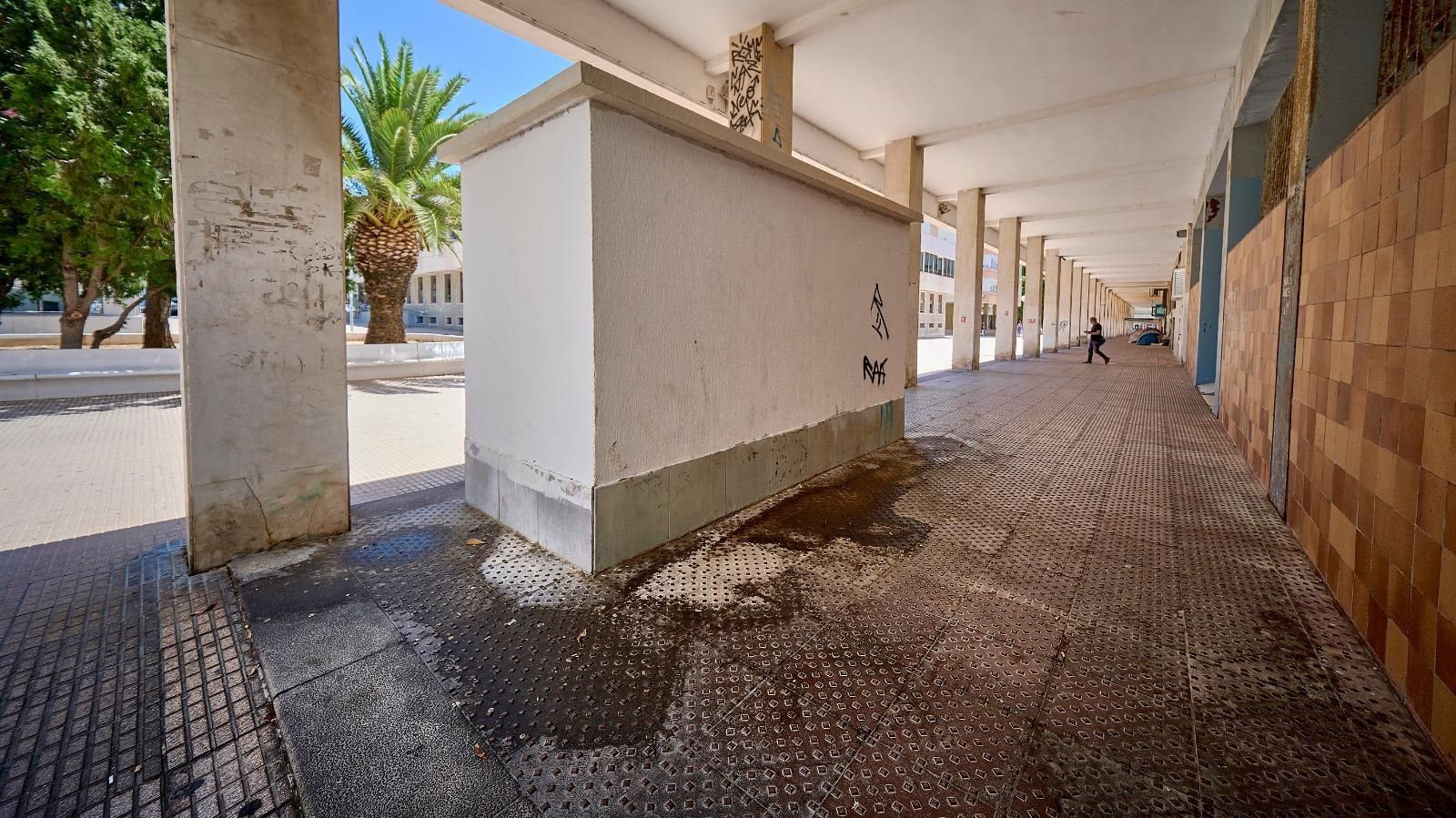 Zona de Los Balbo en la que los malos olores y la suciedad se acumulan, ofreciendo una pésima imagen.