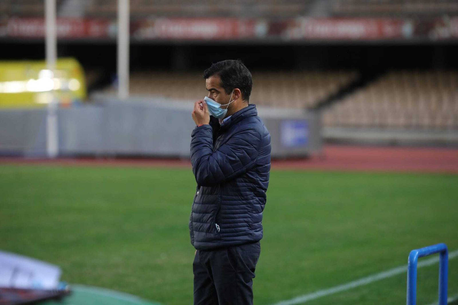 José Pérez se ajusta la mascarilla en un momento del encuentro ante la Lebrijana.