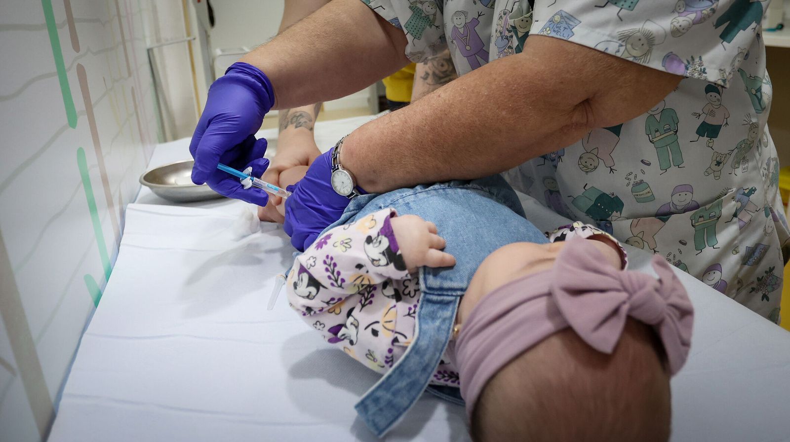 Inicio de la vacunación de la bronquiolitis a un bebé.