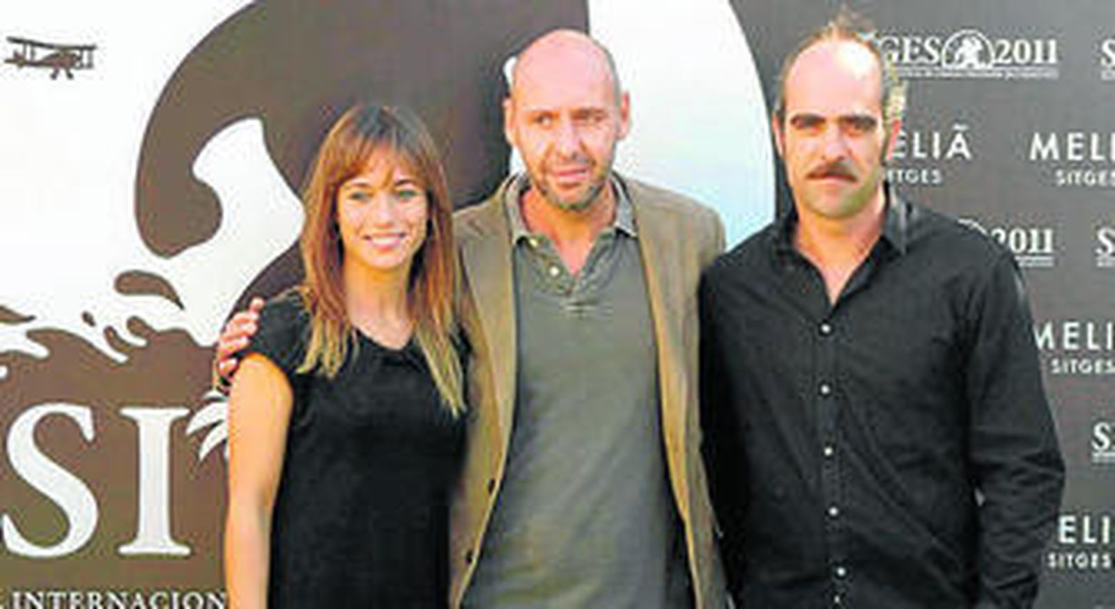 Balagueró, junto a Etura y Tosar, protagonistas de la película.