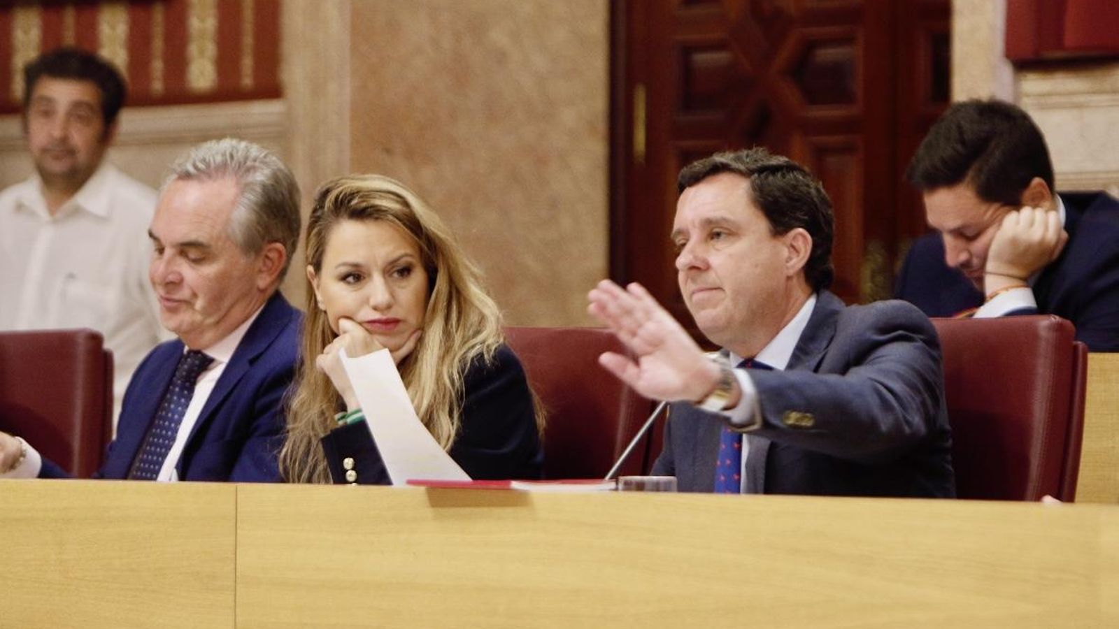 De la Rosa gesticula durante la sesión plenaria.