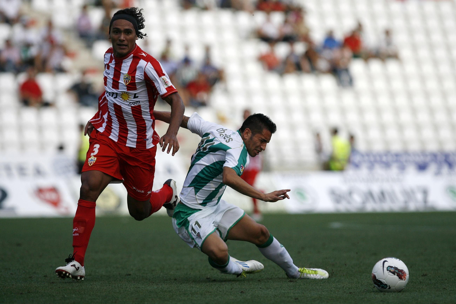 Marcelo Silva disputa un balón con Charles, quien acabaría un año más tarde por la UDA, en la visita de los rojiblancos a Córdoba en la temporada 2011-12.