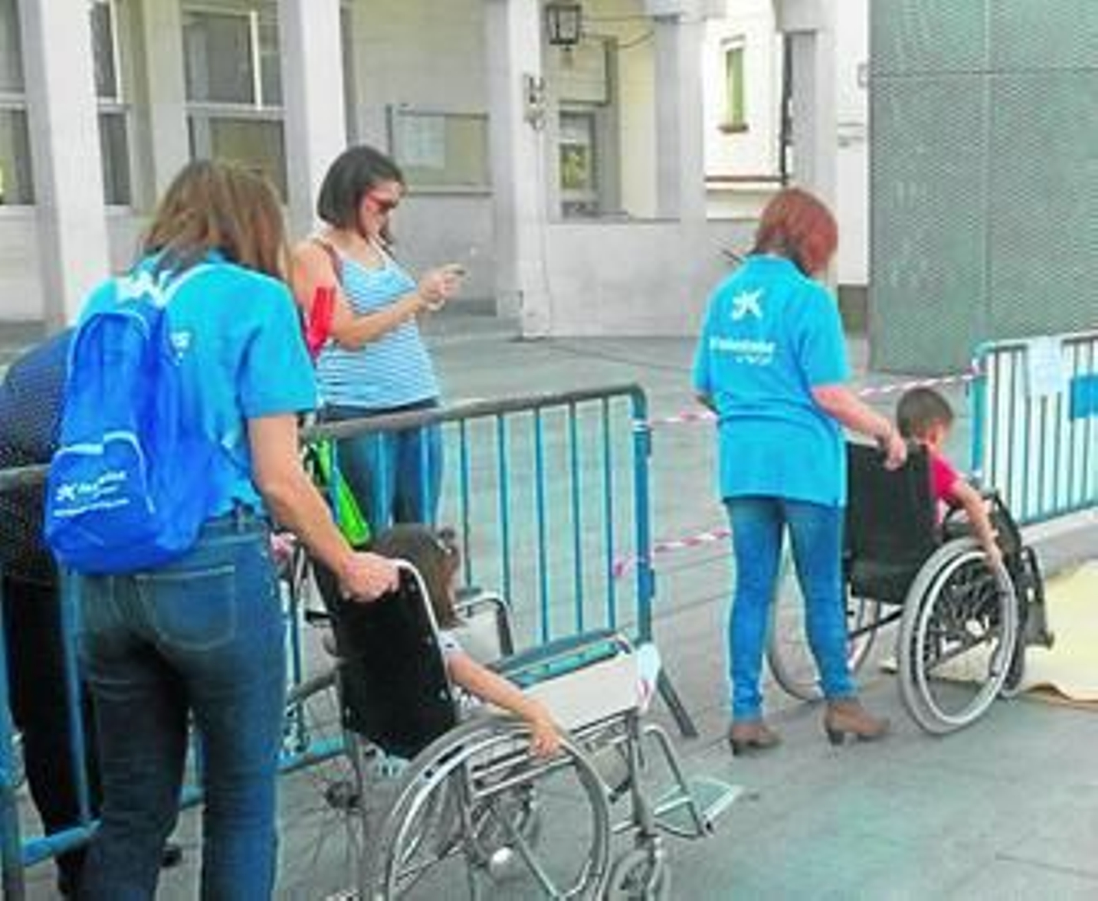 Los voluntarios de La Caixa acompañan a los menores.