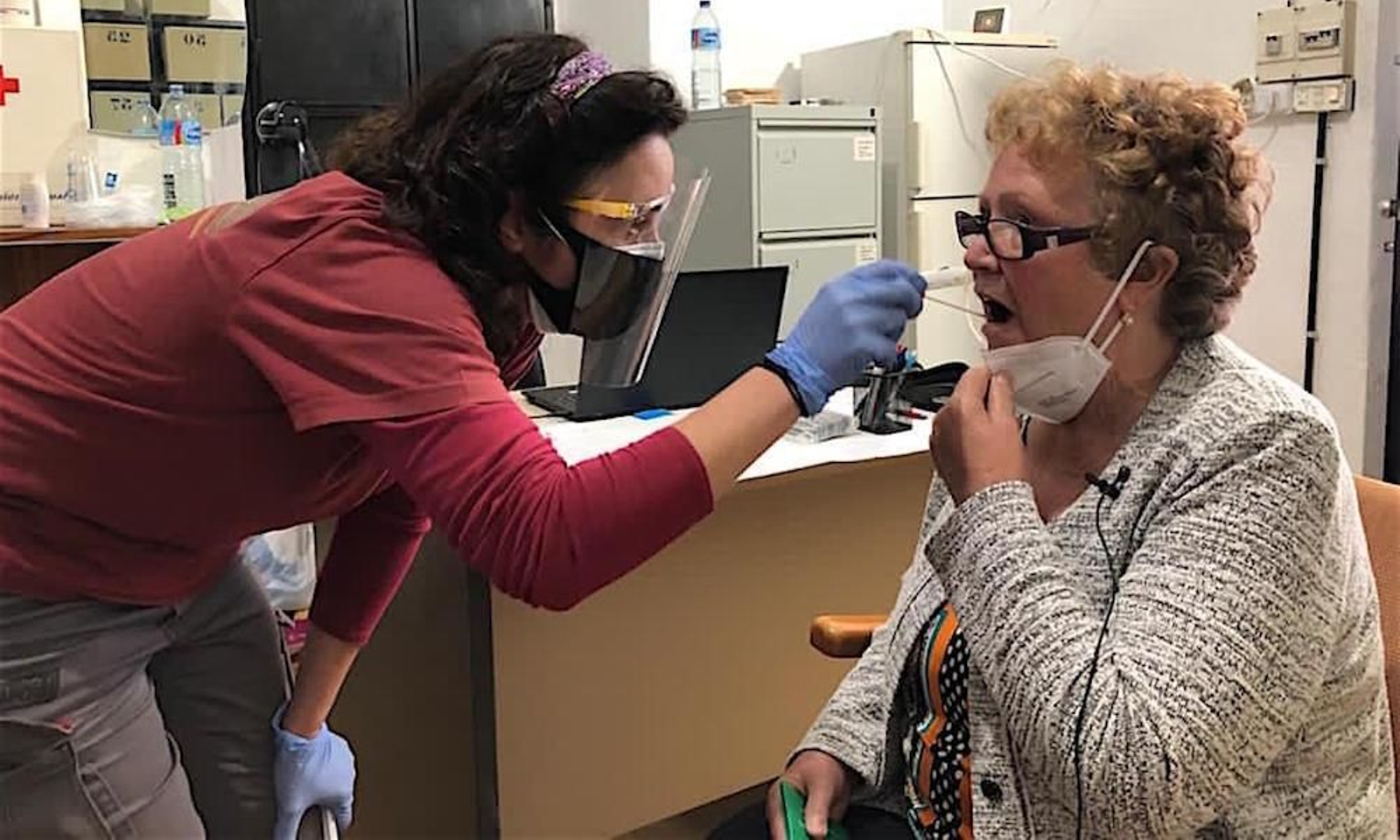 Toma de muestras de ADN a Andrea, una de las vecinas de Nerva.