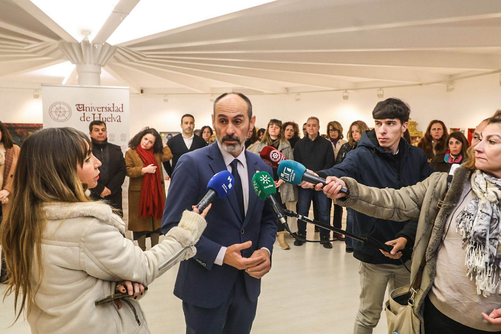 Minuto de silencio de la Universidad de Huelva por las víctimas del accidente ferroviario, en fotografías