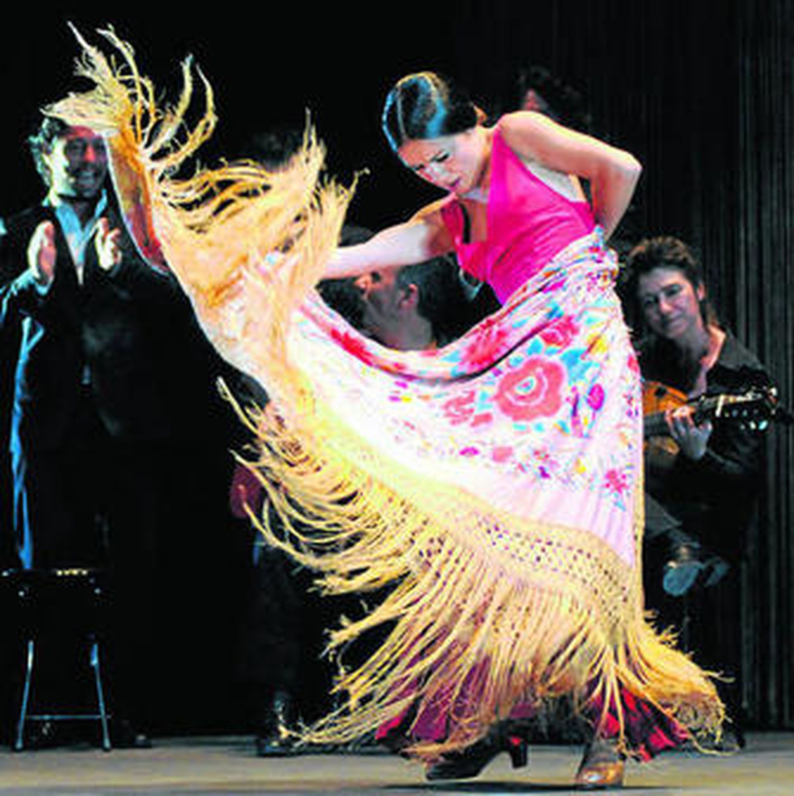 La bailaora cordobesa baila con el mantón en las cantiñas.