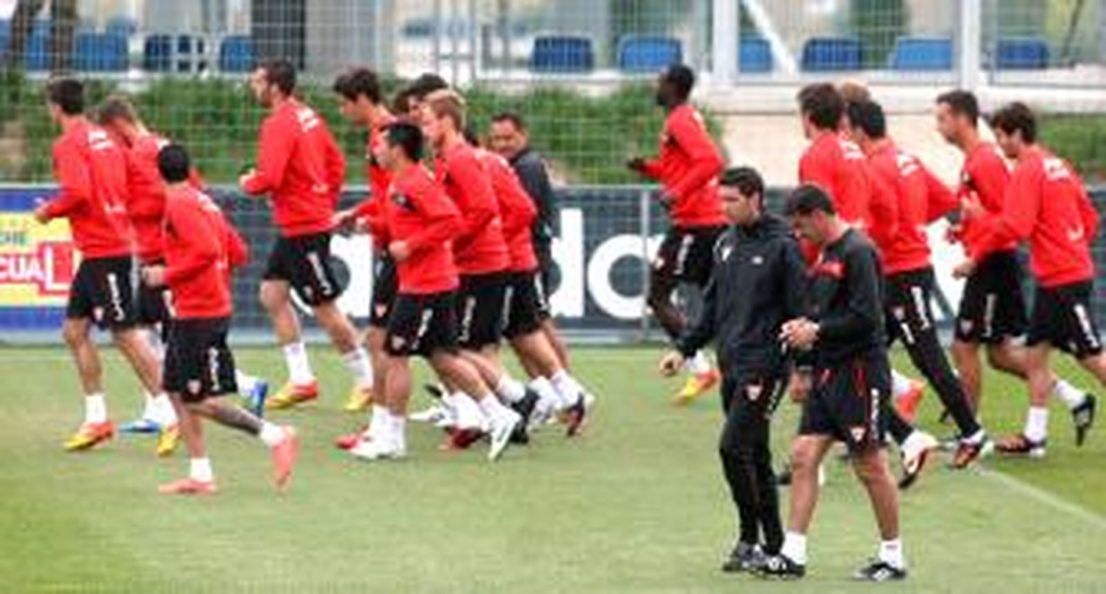 Míchel conversa con Víctor mientras el equipo calienta en la ciudad deportiva del Madrid.