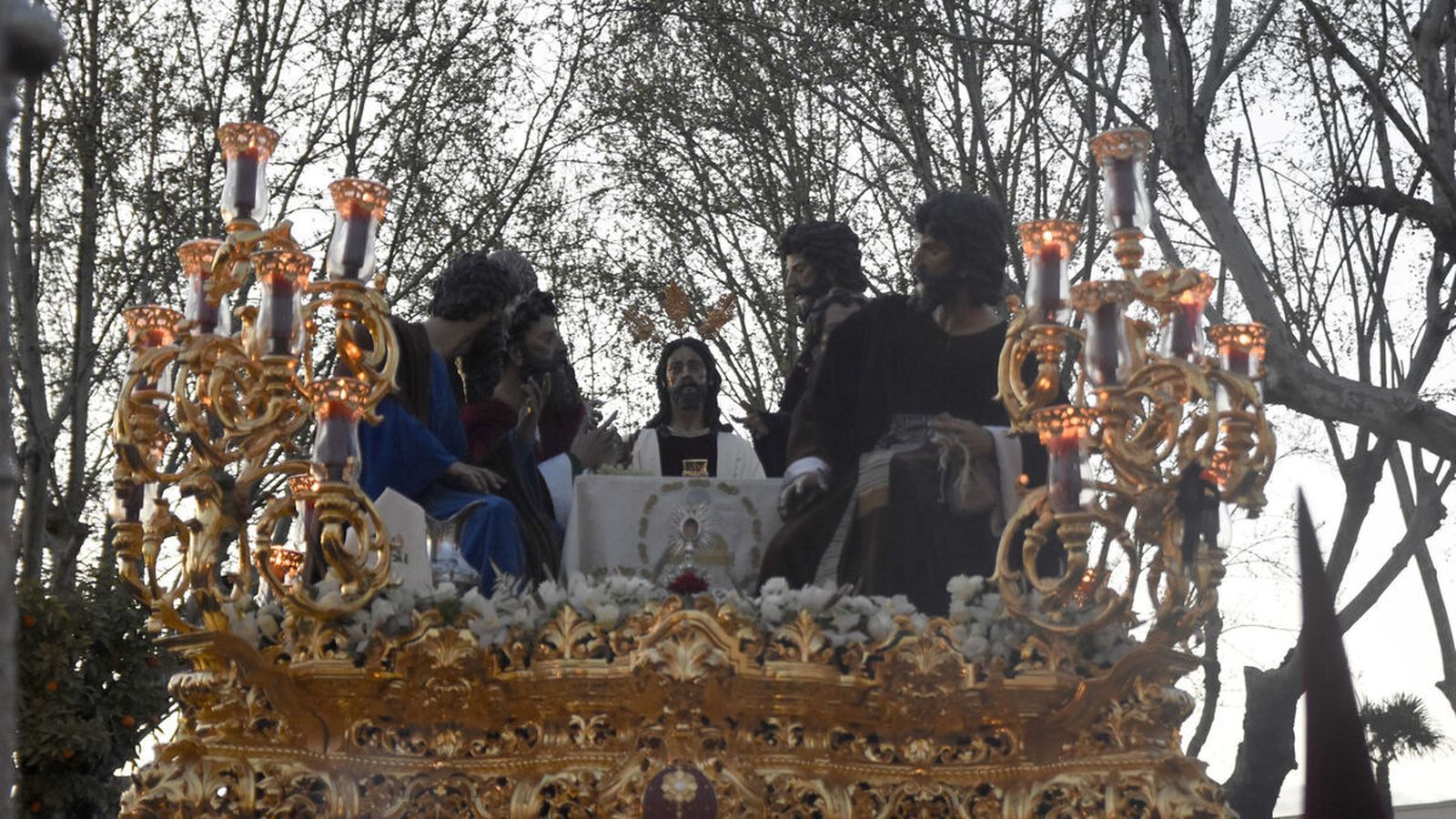 El paso de la Sagrada Cena, a su salida de su templo.